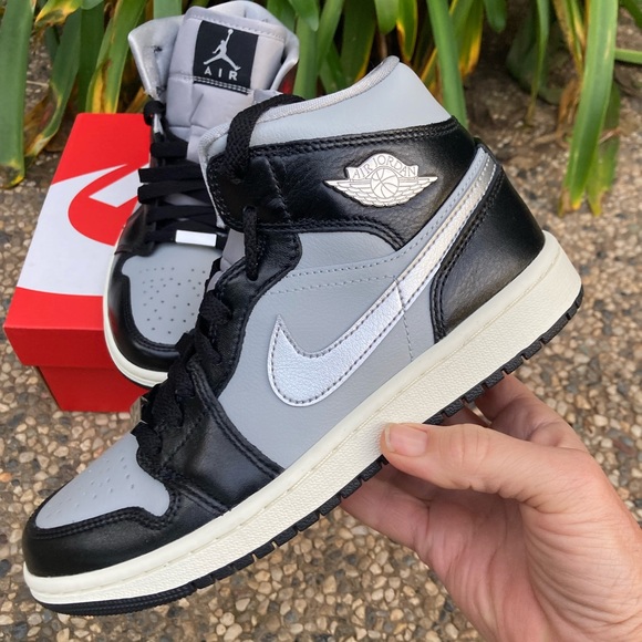 Air Jordan 1 Mid SE - Picture 3 of 7